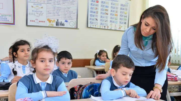 AGMA məktəblərdə vahid geyim qaydaları ilə bağlı bəyanat yaydı