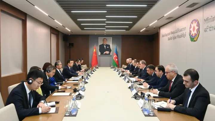Ceyhun Bayramov  Vanq Yin ilə regional məsələləri müzakirə edib
