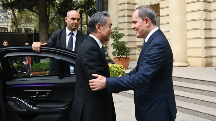 Ceyhun Bayramov Vanq Yin ilə görüşdü -