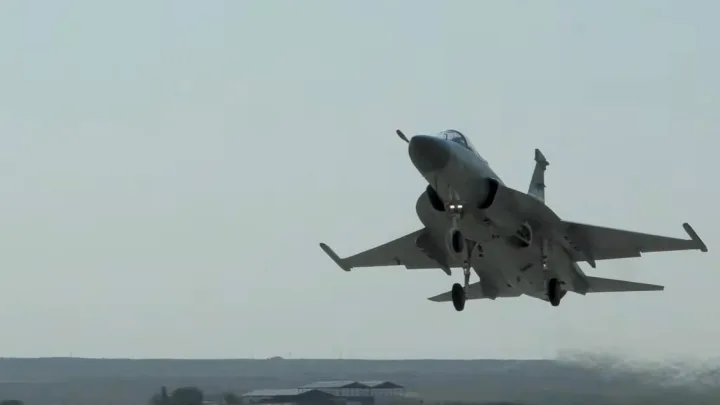 Azərbaycan və BƏƏ hərbi pilotları təlim uçuşları keçirib -
