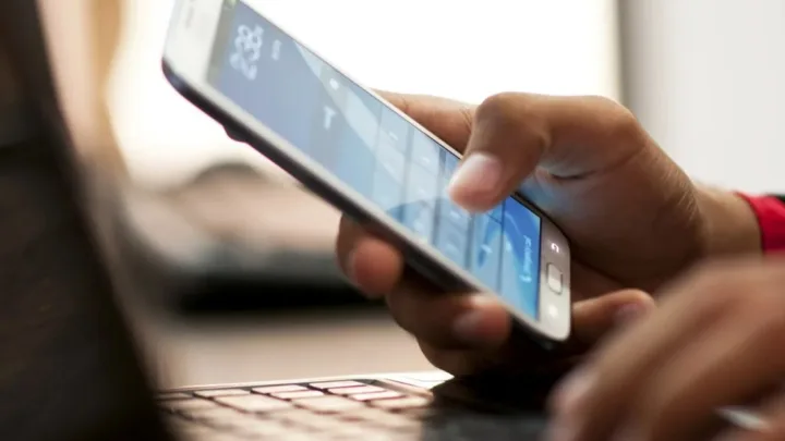Azərbaycan bu ölkələrdən smartfon idxalını bərpa etdi