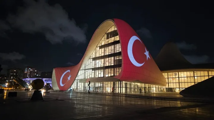 Türkiyə bayrağının endirilməsi iddiasına 