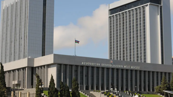 Milli Məclis Fransadakı kütləvi etirazlara münasibət bildirdi