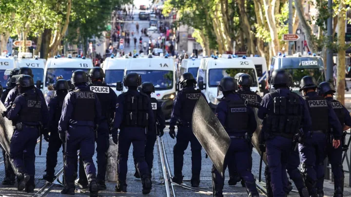 Makron etirazlara görə 70 min polisi səfərbər etdi 