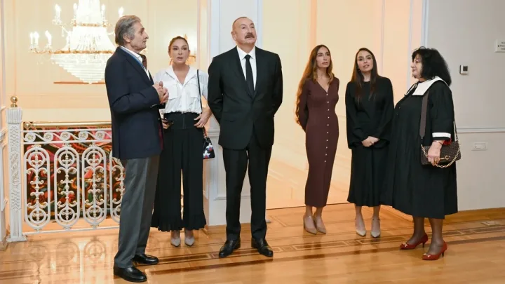 Prezident və ailəsi sərgidə -