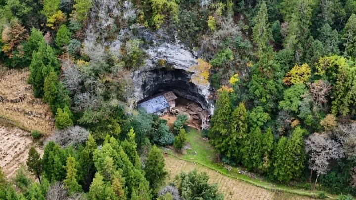50 ildir bu səbəbə görə dağın içində tək yaşayır
