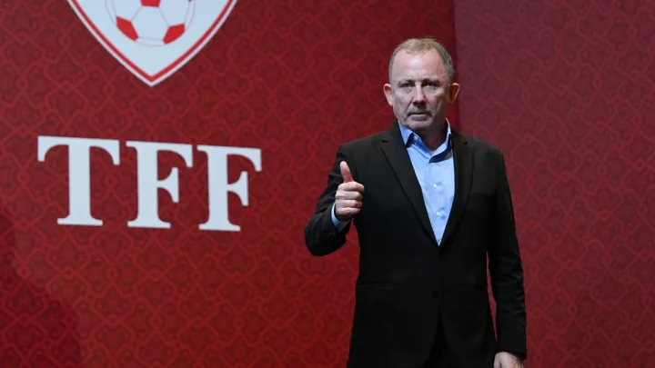 Futbolçular Sergen Yalçını istəmir?