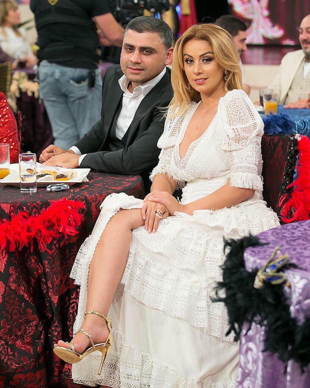 Roza Zərgərli dərin sinə dekoltəli geyimdə efirə çıxdı —