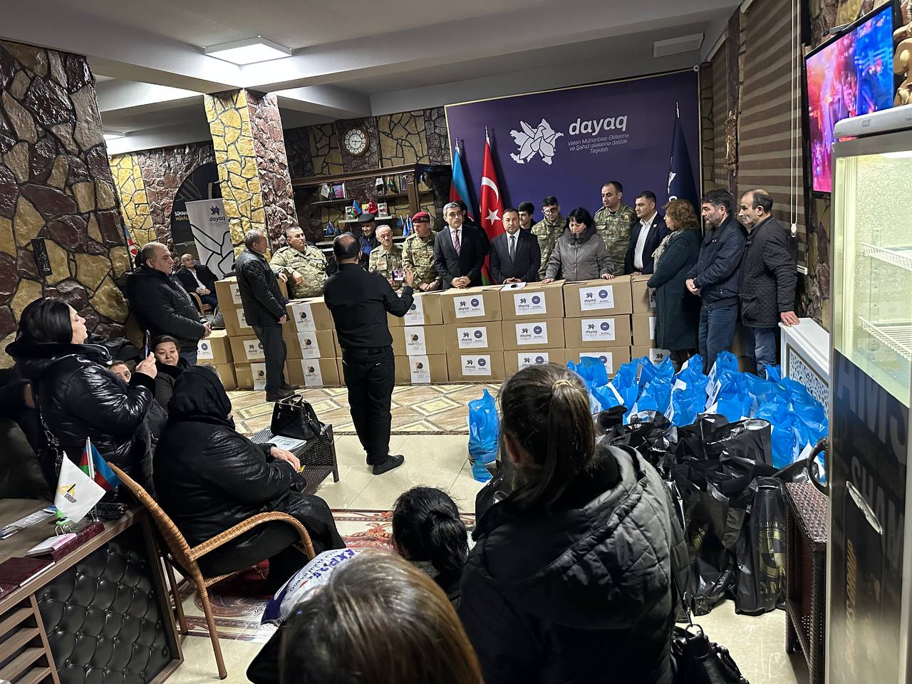 “Dayaq” təşkilatı 100-ə yaxın qazi və şəhid ailəsinə bayram sovqatı verdi -