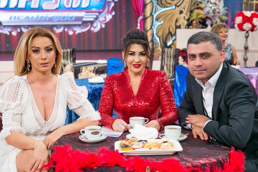 Roza Zərgərli dərin sinə dekoltəli geyimdə efirə çıxdı — 