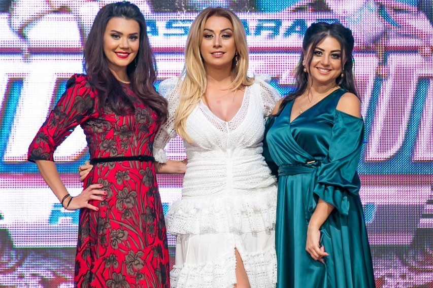 Roza Zərgərli dərin sinə dekoltəli geyimdə efirə çıxdı —