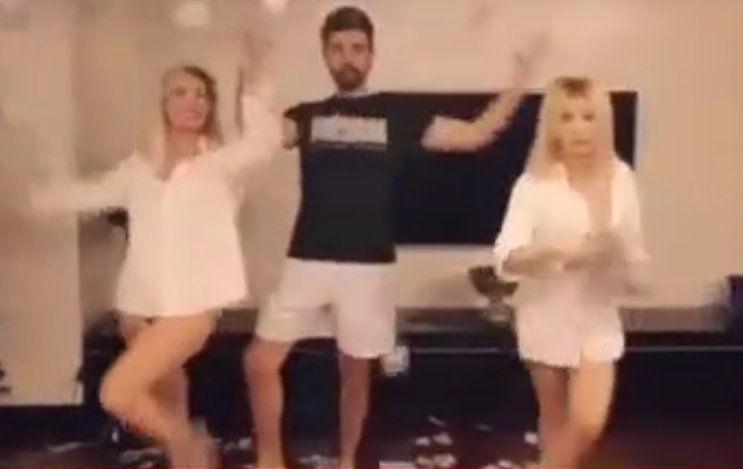 Tanınmış "playboy" qızları belə oynatdı