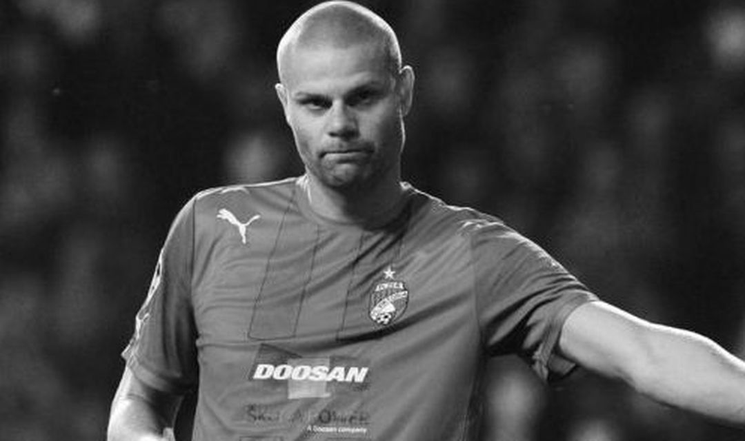 Tanınmış futbolçu evində ölü tapıldı