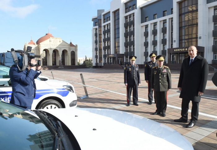 Prezident yeni polis maşınlarına baxdı