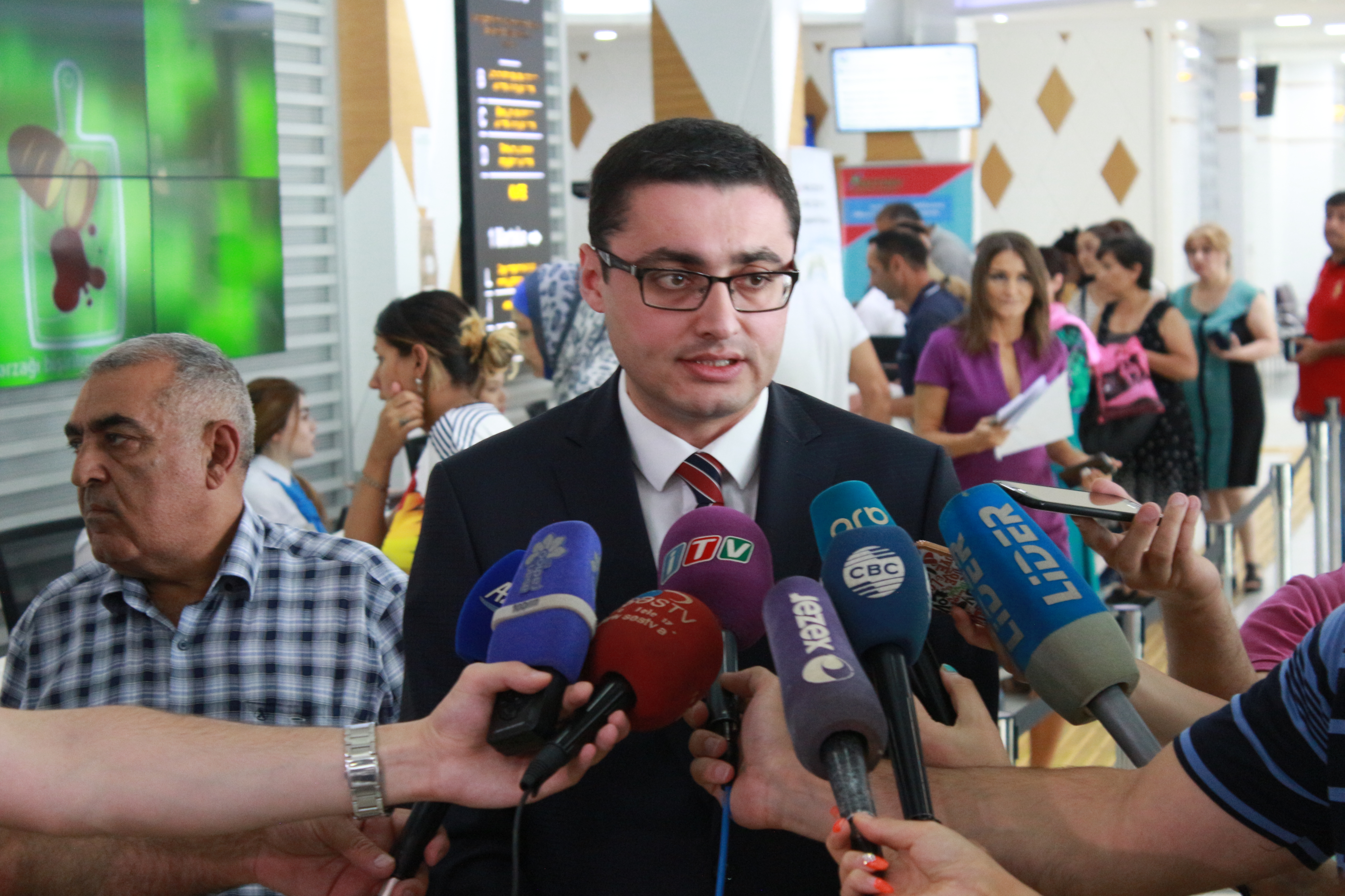 Yaşlı könüllülər “ASAN xidmət”də