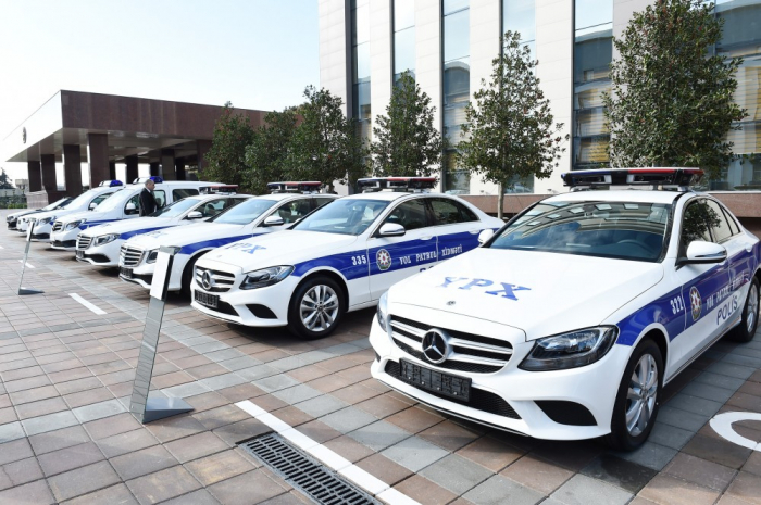 Prezident yeni polis maşınlarına baxdı