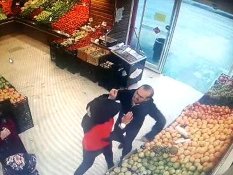 Sevgi təklifinə "yox" deyən qızı iş yerində bıçaqladı