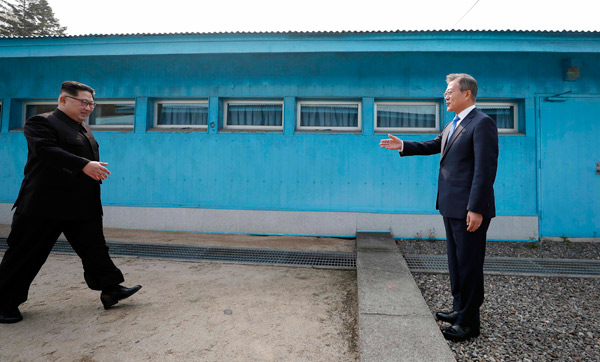 Kim Çen In Cənubi Koreya lideri ilə görüşüb