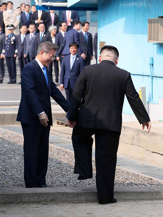 Kim Çen In Cənubi Koreya lideri ilə görüşüb