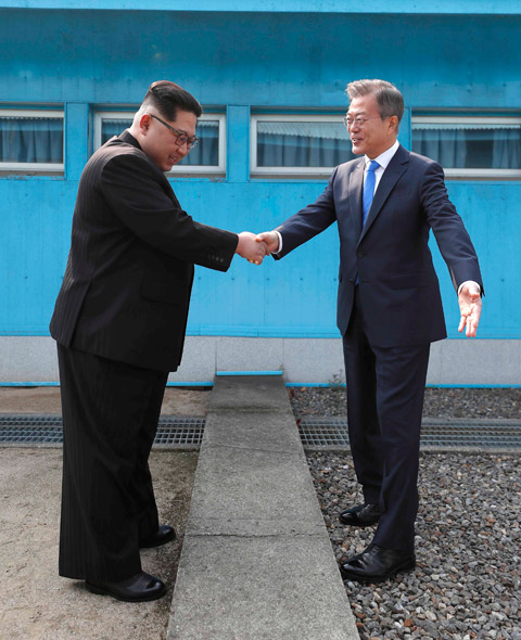 Kim Çen In Cənubi Koreya lideri ilə görüşüb