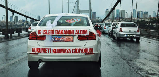 Toy günü bəy maşınının arxasına görün nə yazdırdı