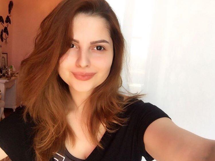 Aynişan Quliyeva makiyajsız halda...