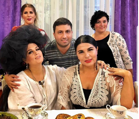 ​Bu da Elza Seyidcahanın efirə çıxmayan bacıları