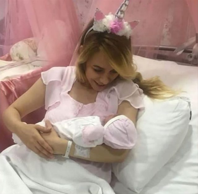 ​Canlı yayımda doğuş sancısı tutdu