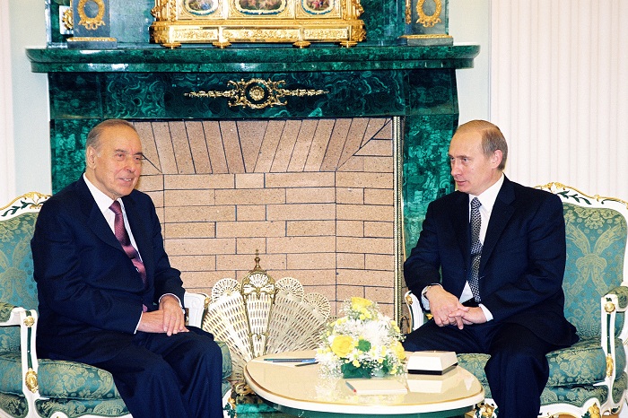 Prezident İlham Əliyev Vladimir Putin və Heydər Əliyevin ilk görüşündən