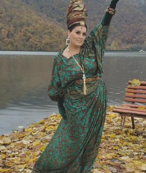 Elza yenə qeyri-adi imici ilə kameralar önündə