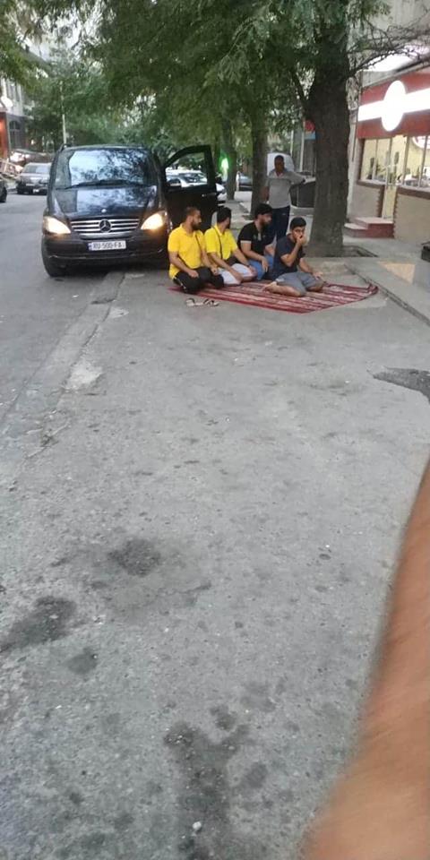 Ərəblər Bakıda küçənin ortasında namaz qıldılar -