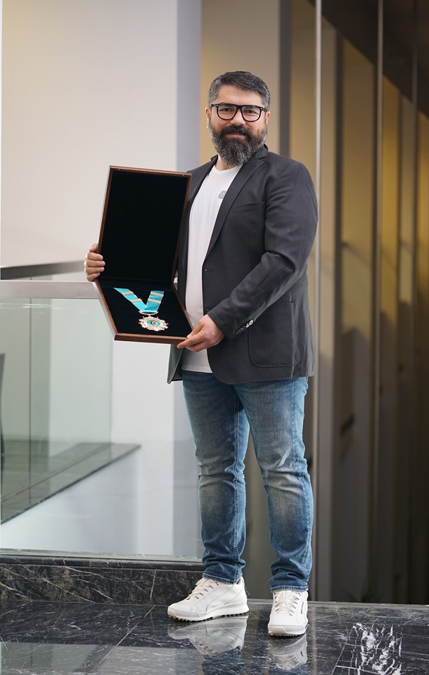  "Türk Dünyasının Ali Ordeni"ni, Türkiyənin Yüzillik loqosunu hazırlayan 