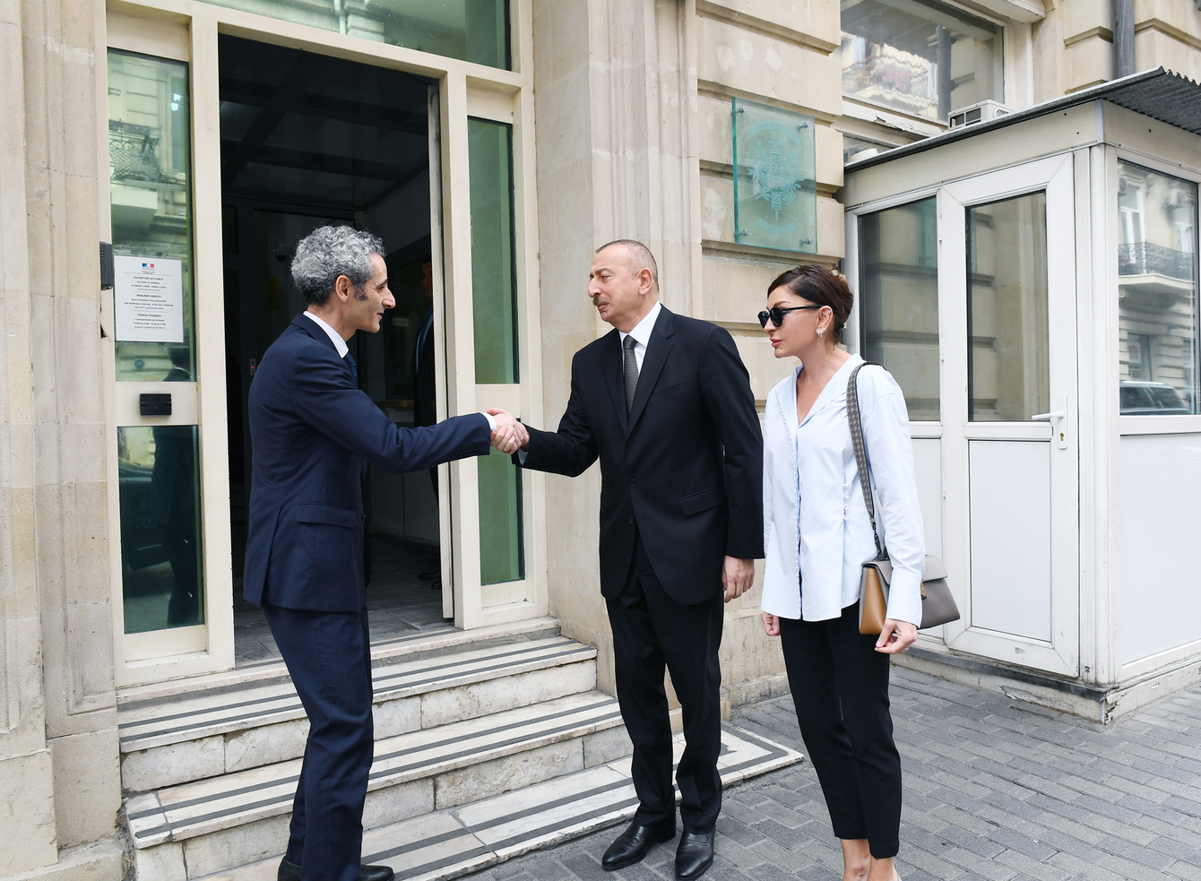 İlham Əliyev Fransanın ölkəmizdəki səfirliyində olub, sabiq Prezident Jak Şirakın vəfatı ilə əlaqədar başsağlığı verib -
