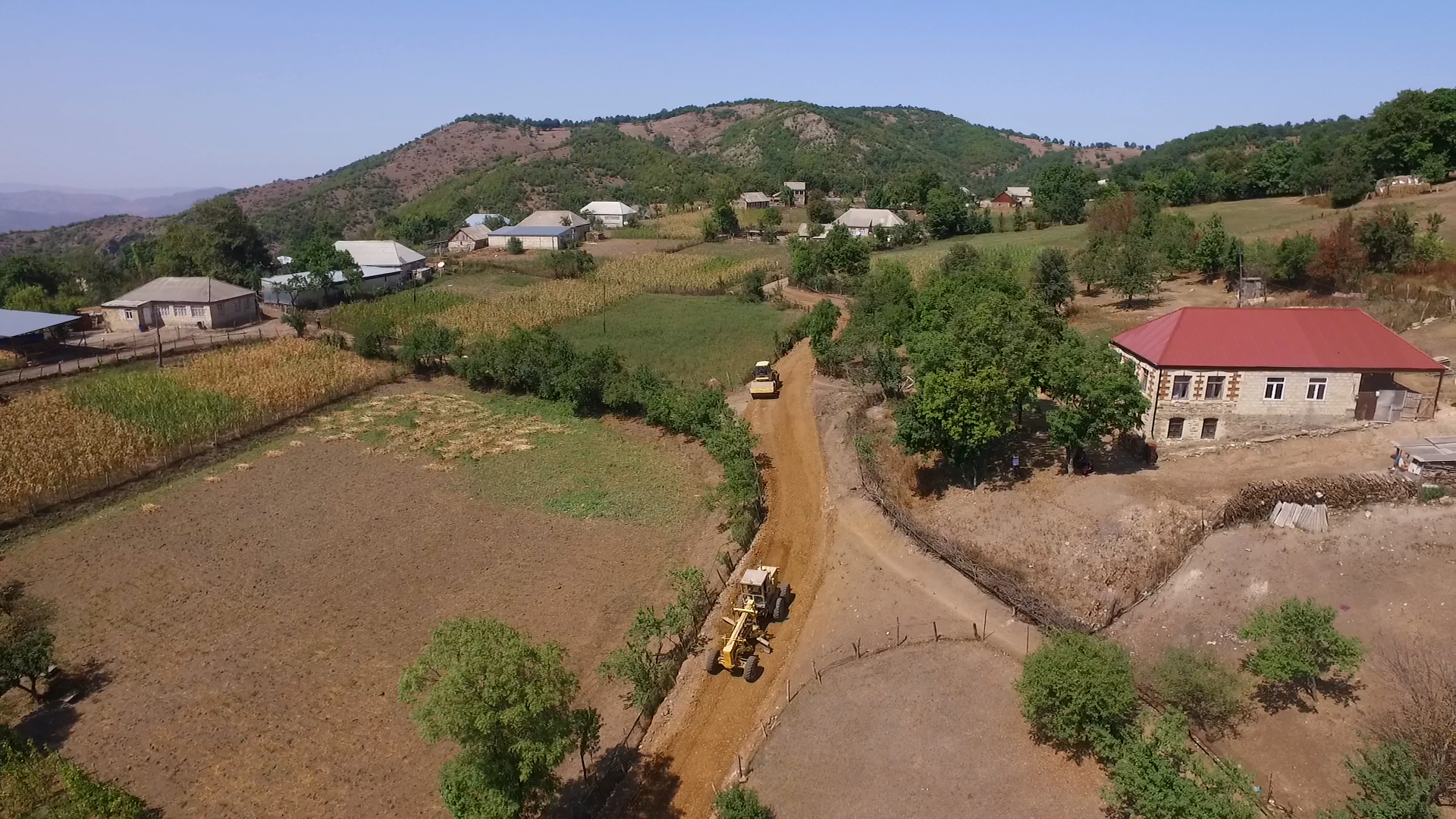 Azərbaycanda dağların partladılması üsulu ilə yeni yol salınır