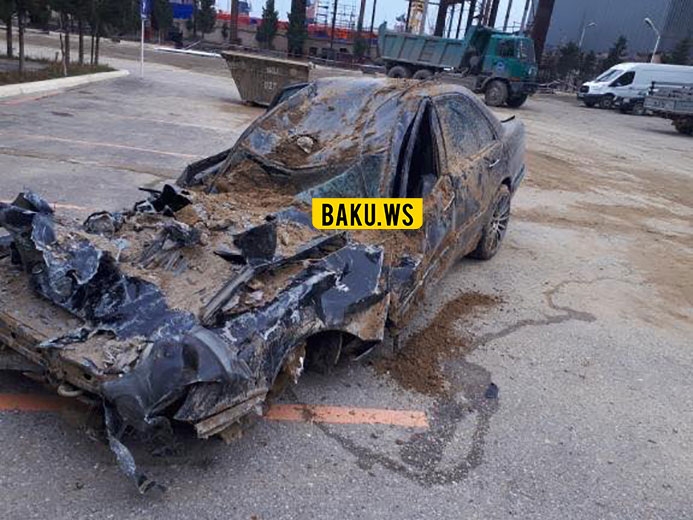 Bibiheybətdən torpaq uçqunu altından çıxarılan maşın - 