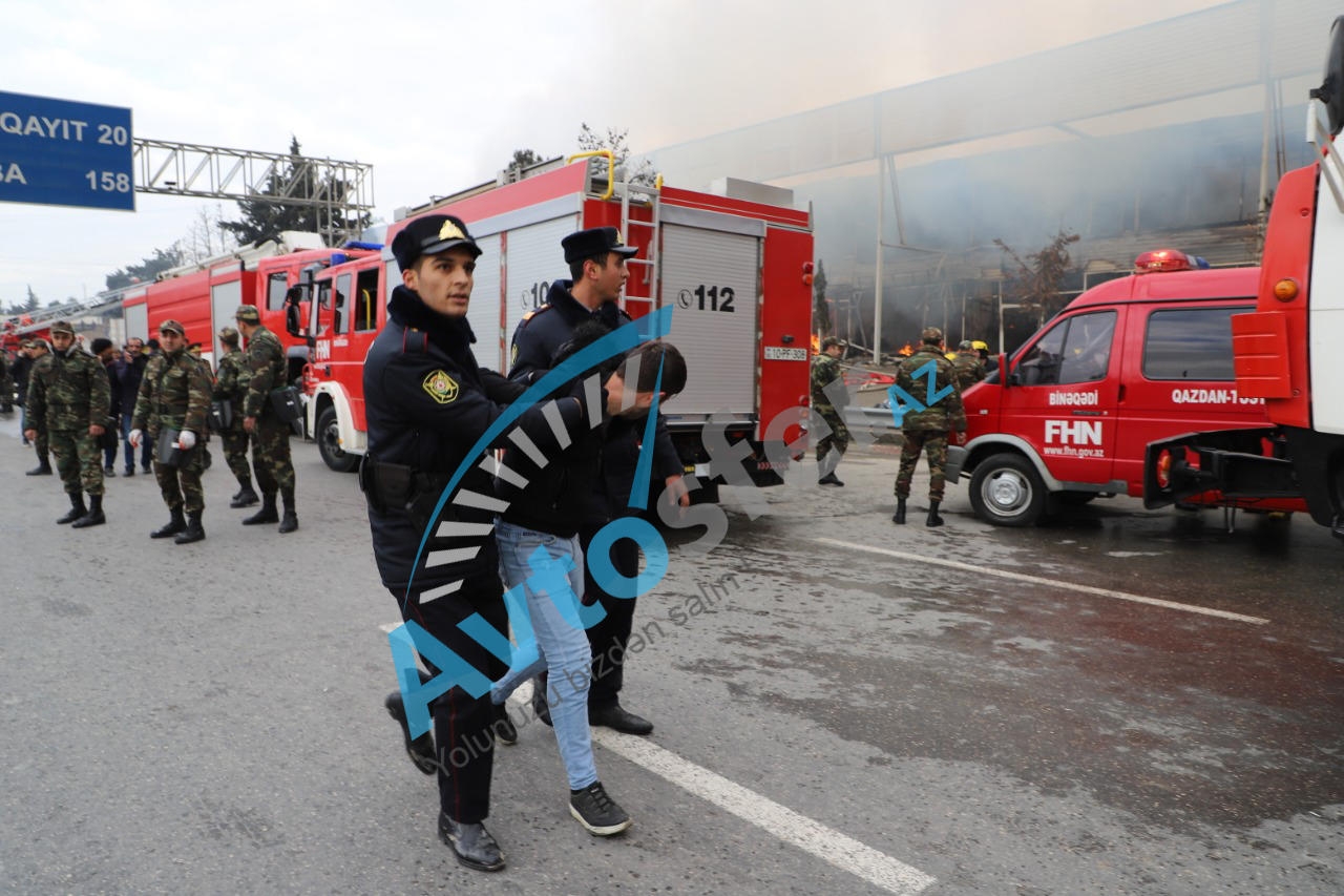 Yanan ticarət mərkəzində oğurluq edənləri polis belə yaxaladı - 