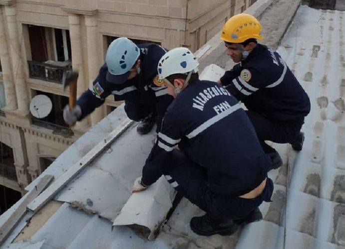 Bakıda binanın dam örtüyü yerindən qopdu -