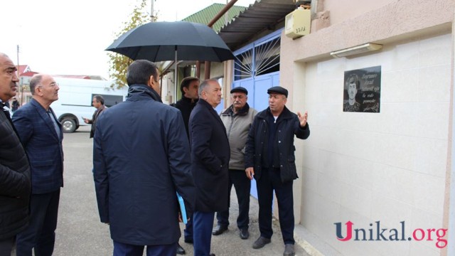 Hər kəs bu fotodan danışır: İcra başçısı başına çətir tutdurdu -