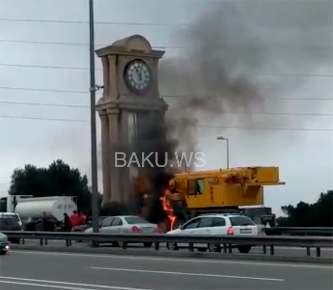 Bakıda aeroport yolunda kran yanıb -