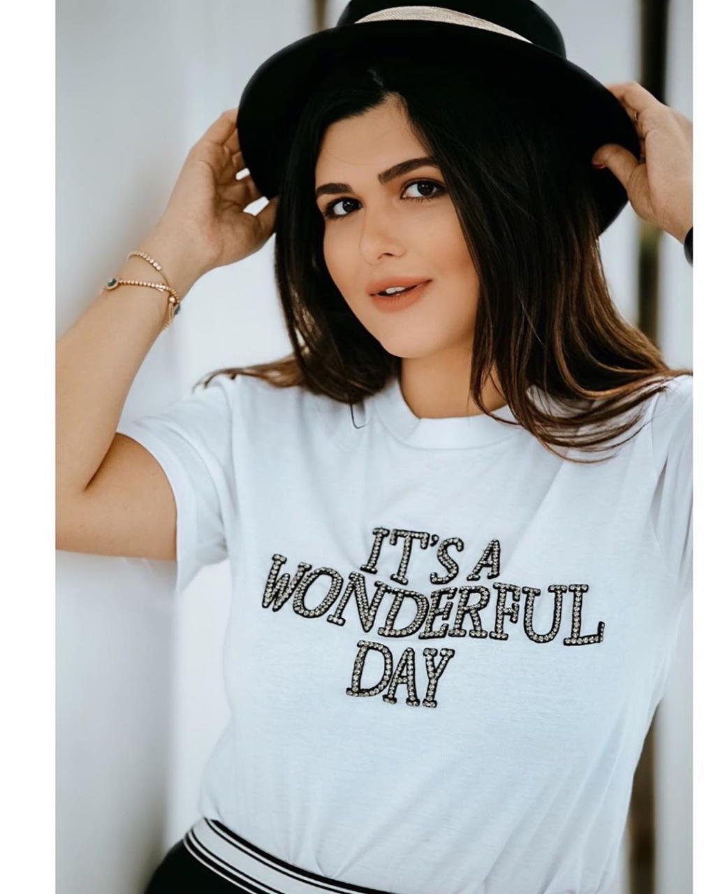 Tanınmaz dərəcədə dəyişən xalq artistinin MODELLƏRƏ BƏNZƏYƏN QIZI -