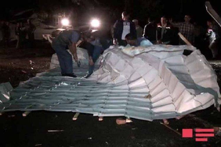 Güclü külək Bakıda bir sıra fəsadlar törədib -