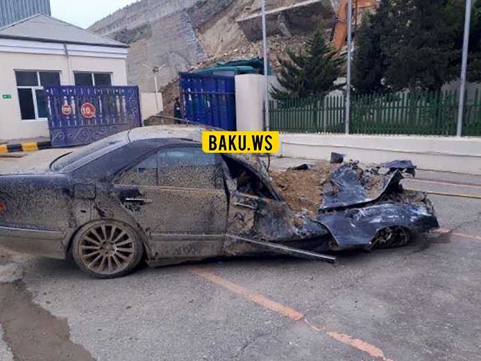 Bibiheybətdən torpaq uçqunu altından çıxarılan maşın - 