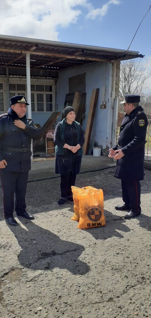 Samuxda polis şəhid ailələrinə bayram sovqatı paylayıb - 
