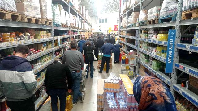 Eşidənlər marketə axın etdi: Kassa qarşısında uzun növbə yarandı - 