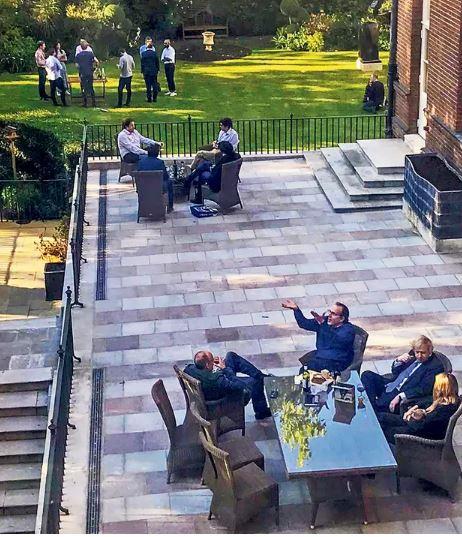 Hökumət başçısının fotosu böyük qalmaqal yaratdı: Qadağanı pozub -