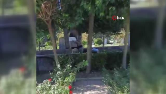 Türkiyədə şəhidlər qəbiristanlığında rəzillik: Gənclər hisslərinə hakim ola bilmədi -