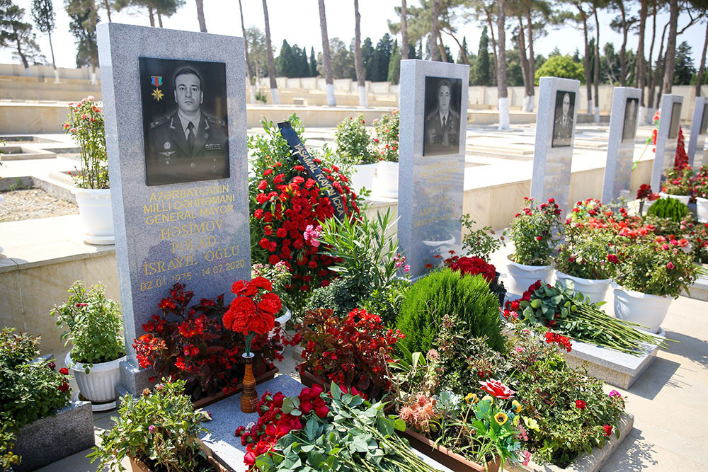 Zakir Həsənov İkinci Şəhidlər xiyabanını ziyarət edib - 