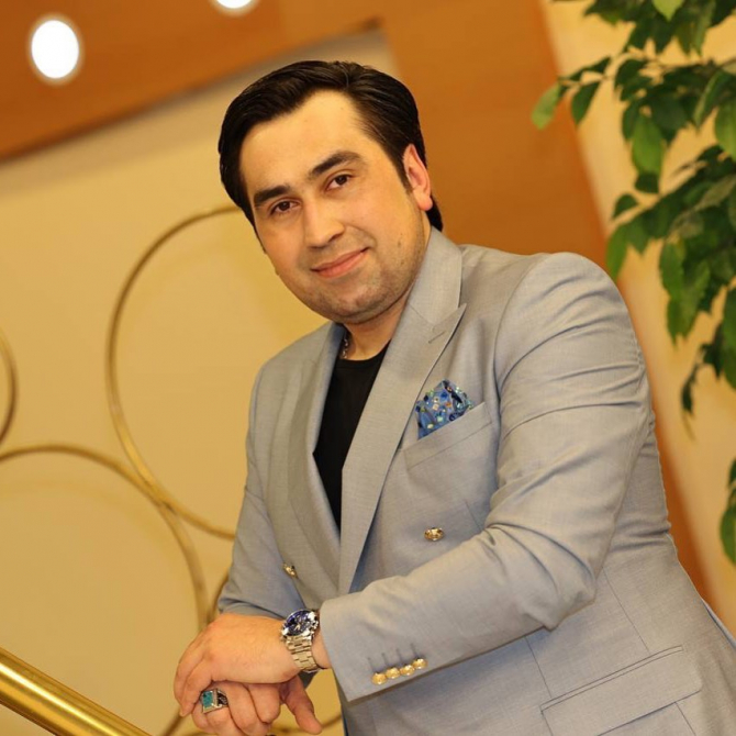 Azərbaycanlı müğənnilərin dodaq uçuqladan 