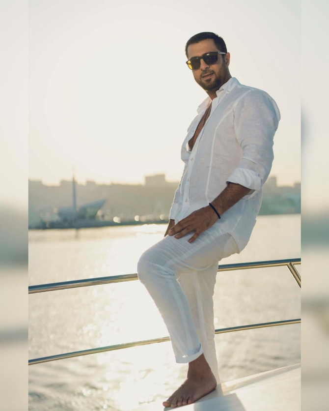 Azərbaycanlı müğənnilərin dodaq uçuqladan 