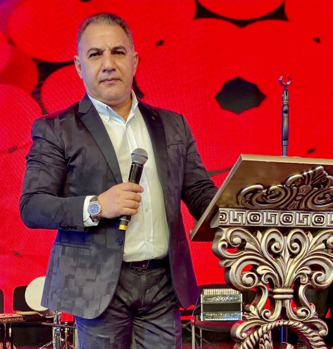 Azərbaycanlı müğənnilərin dodaq uçuqladan 